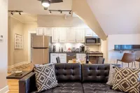 Cool and Modern 3rd Floor 2-Bedroom Walk-up