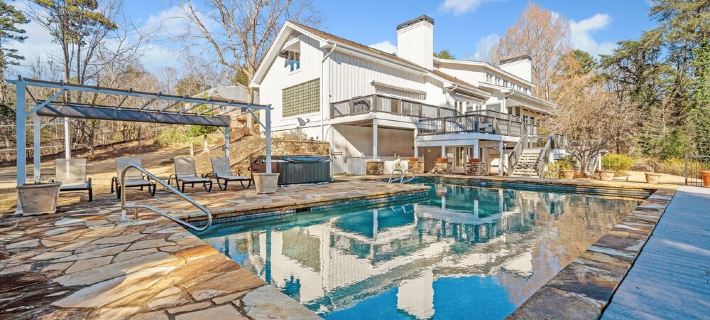 Massive Lakefront Mansion, 9Br/6BA 16 Beds, Private Pool & Dock, 9200Sqft+ Hotels in Hall County