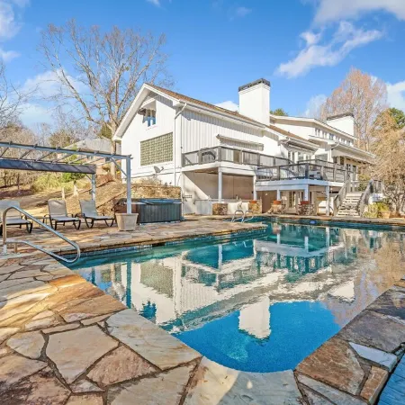 Massive Lakefront Mansion, 9Br/6BA 16 Beds, Private Pool & Dock, 9200Sqft+