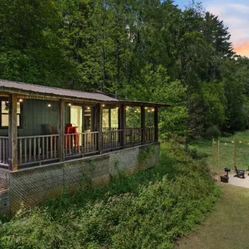 Creekside Vibes - 1 Bedroom Cozy Cabin w/ Outdoor Fire Pit + Pet Friendly!