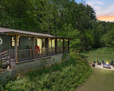 Creekside Vibes - 1 Bedroom Cozy Cabin w/ Outdoor Fire Pit + Pet Friendly! Hotels in Laurel Fork