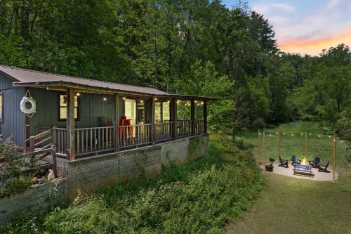 Creekside Vibes - 1 Bedroom Cozy Cabin w/ Outdoor Fire Pit + Pet Friendly!