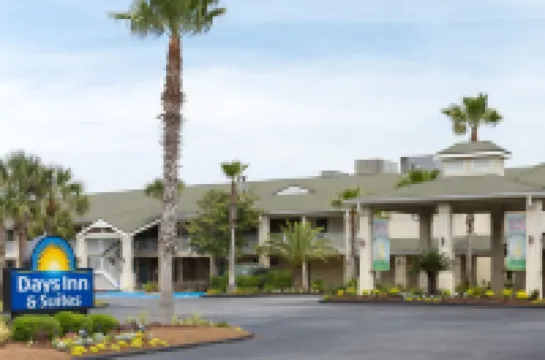 Days Inn & Suites by Wyndham Jekyll Island Hotels in Glynn County