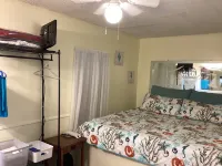 Cute Cottage, Pet Friendly- Near Public Beach .