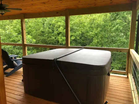 Cozy Retreat - Lazy Squirrel, Hottub, Firepit, WiFi Отели в г. Кэмптон