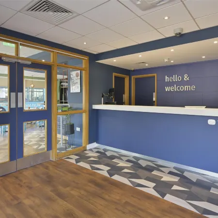 Travelodge Watford Central Отели рядом с достопримечательностью «Железнодорожный вокзал Уотфорда»