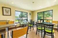 Ramada by Wyndham Kingston - WiFi