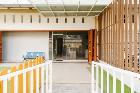 RedDoorz @ Helvetia Medan 2 Отели в г. Делисерданг