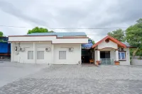 RedDoorz @ Hotel Bumi Palupy فنادق في East Palu