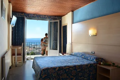 Hotel Grecs Отели рядом с достопримечательностью «Крепость Росас»