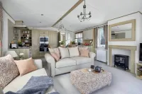 Captivating Bluebell Lodge 2-Bed Cotswolds Caravan Các khách sạn ở Somerford Keynes