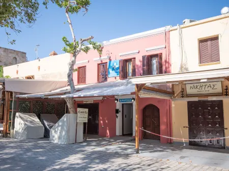 Bastion Luxury Medieval Accommodation Отели рядом с достопримечательностью «Anthony Quinn Bay»