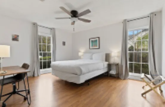 Large Fenced Yard Near Midtown- Shamrock Stay