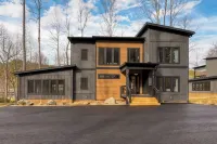 Indoor Pool, Hot Tub, Firepit, Theater All-season Retreat Kings Crown by Avantstay