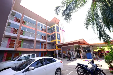 Livable Hotel Отели рядом с достопримечательностью «Wat Phra That Choeng Chum Worawihan»