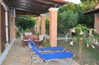 Beachfront Holiday Houses Yannis on Agios Gordios Beach