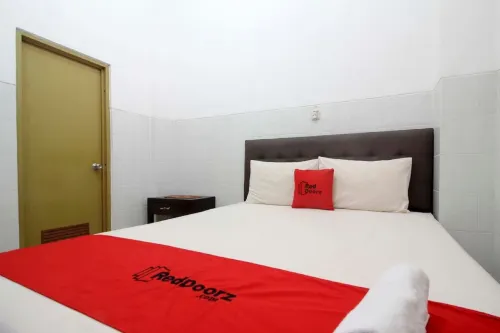 RedDoorz @ Seturan Raya - Pensions