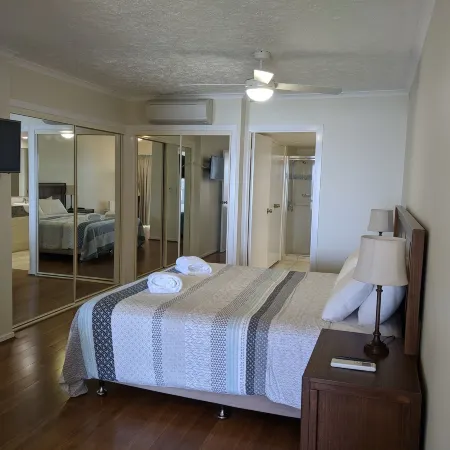 Moorings Beach Resort Отели рядом с достопримечательностью «Голден-Бич»