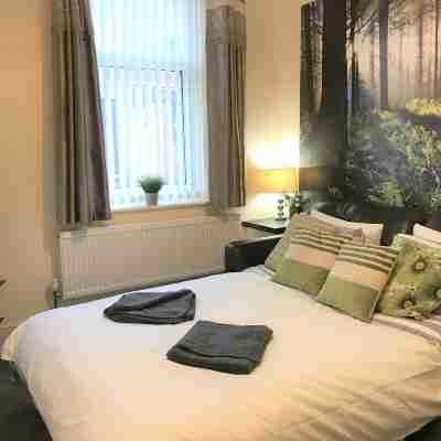 Welcoming Spacious 2-Bedroom House in St Helens Rooms