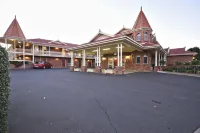 Abel Tasman Motor Inn Hotels near Savannah Cabins, Taronga Western Plains Zoo