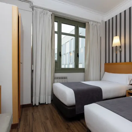 Hotel Lyon Отели рядом с достопримечательностью «Барселонета Бич»