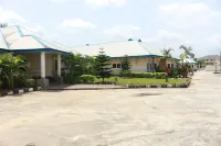 L & L Executive Hotels and Suites - Kolam Renang