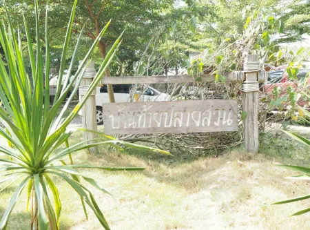 Baan Rao Koo Suan Отели рядом с достопримечательностью «Suwanmas Mongkol Temple»