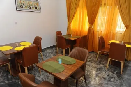 Ashokas Hotel Ibadan Отели рядом с достопримечательностью «Университет Ибадан»