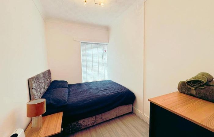 Stylish 1 Bedroom Flat Near Bridgend Town Centre