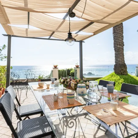 GuestHost - Penelope Seaview Apartment