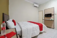RedDoorz near Cikampek Mall Karawang Hotel di Klari