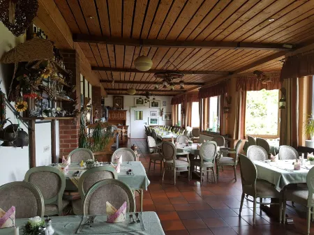 Hotel Zur Engelsburg Отели в г. Феттельшос