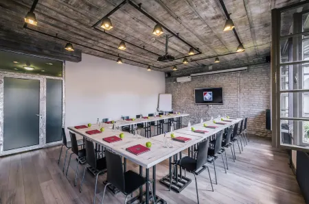 Veliki Garni Hotel Отели в г. Ковиљ