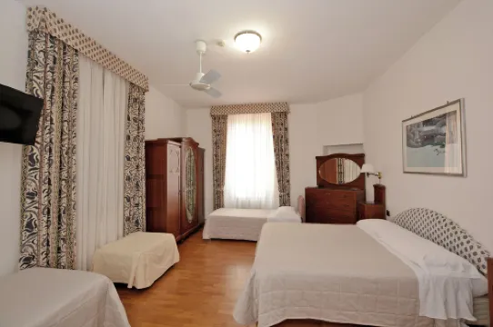 Albergo Italia nel CENTRO STORICO di Piombino vicino al GOLFO di BARATTI e dalla Città Etrusca di POPULONIA