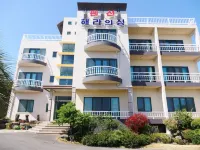 Hera Castle Pension Hotels near Play K-Pop