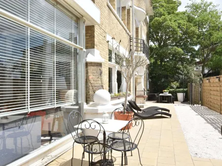Former Hotel in the Centre and Near the Beach in Panne Отели рядом с достопримечательностью «Plopsaland De Panne»