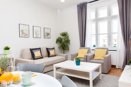 Luxury Main Square Apartments Отели рядом с достопримечательностью «Площадь Петра Прерадовича»