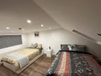 6-bed 3-bath Home - Sleeps 14 & Free Parking Hotels in Uxbridge