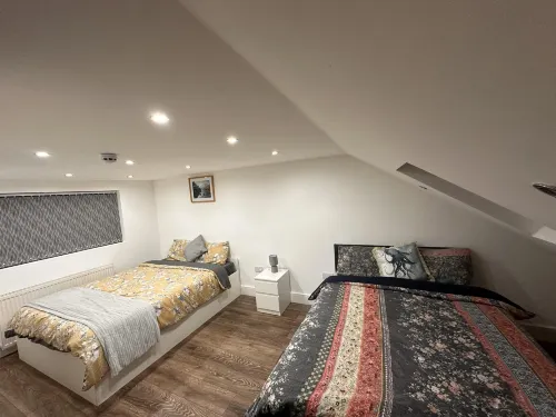6-bed 3-bath Home - Sleeps 14 & Free Parking Hotels in Ruislip