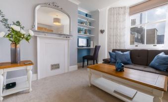 Host & Stay - Regency Square Apartment