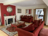 2-Bedroom Cottage with 2 Ensuites - Sleeps 6 Wifi ライのホテル