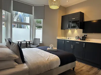 Central Studios Hotels near Sophia Gardens