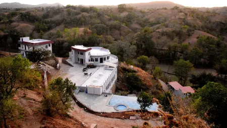 The Sky Imperial Pavoreal Jungle Resort Отели в г. Раджсаманд