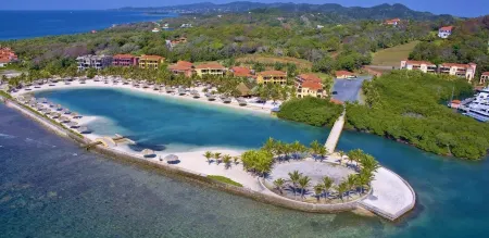 Hotel and Dive Center Roatan Yacht Club Отели в г. Pristine Bay