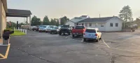American Host Inn - parking