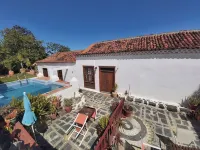 Villa-Sleeps4-Parking-Garden-Pool-NearAirport - Villas