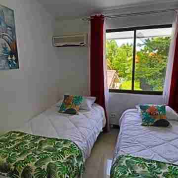 2-Bd Unit with Pool, 2 Blocks from Beach Rooms