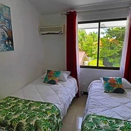 2-Bd Unit with Pool, 2 Blocks from Beach