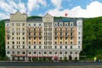 AZIMUT Park Hotel Freestyle Rosa Khutor (AZIMUT Роза Хутор) Отели рядом с достопримечательностью «Каро-фильм, кинотеатр»