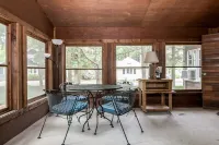 Quaint Cabin Near Douglas Beach